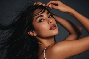 EMIRA woman with thick hair