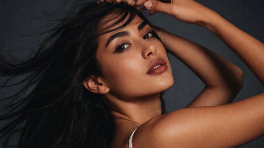 EMIRA woman with thick hair